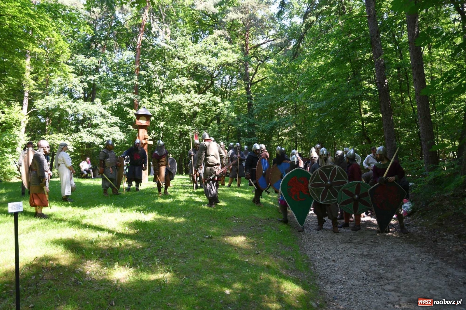 Zdjęcie w galerii na portalu naszraciborz.pl: Walczą, pichcą i handlują. Festiwal średniowieczny w Raciborzu wiadomości z regionu