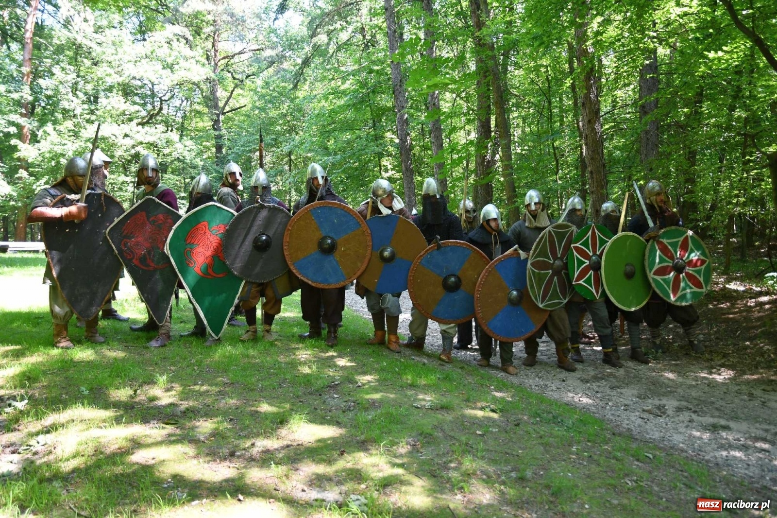 Zdjęcie w galerii na portalu naszraciborz.pl: Walczą, pichcą i handlują. Festiwal średniowieczny w Raciborzu wiadomości z regionu