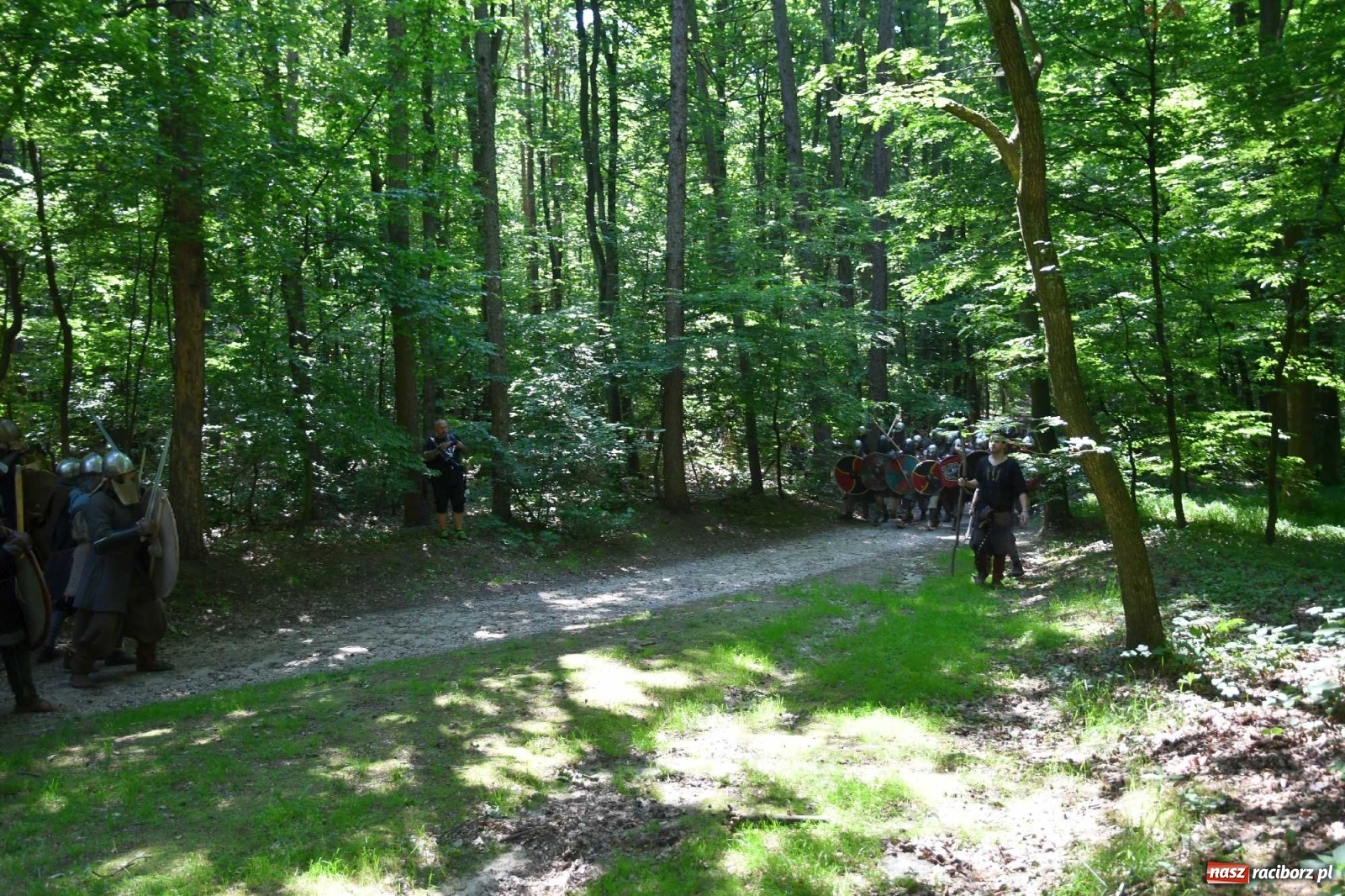 Zdjęcie w galerii na portalu naszraciborz.pl: Walczą, pichcą i handlują. Festiwal średniowieczny w Raciborzu wiadomości z regionu