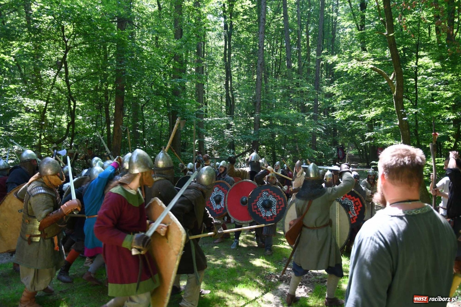 Zdjęcie w galerii na portalu naszraciborz.pl: Walczą, pichcą i handlują. Festiwal średniowieczny w Raciborzu wiadomości z regionu
