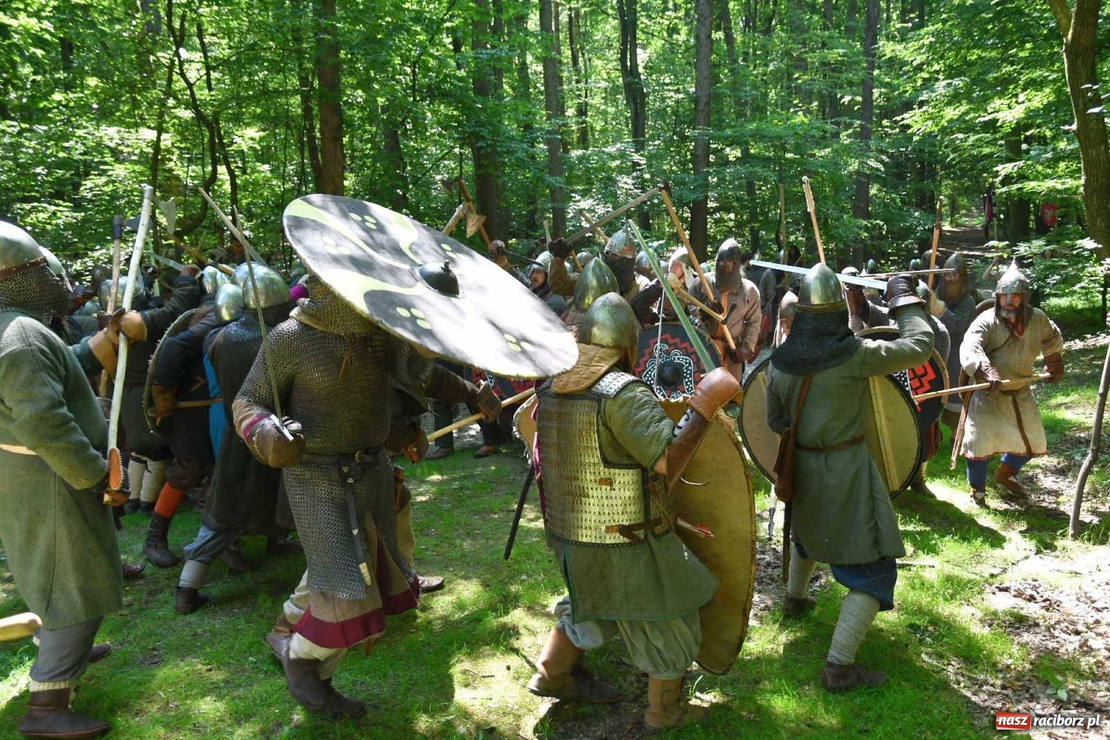 Zdjęcie w galerii na portalu naszraciborz.pl: Walczą, pichcą i handlują. Festiwal średniowieczny w Raciborzu wiadomości z regionu