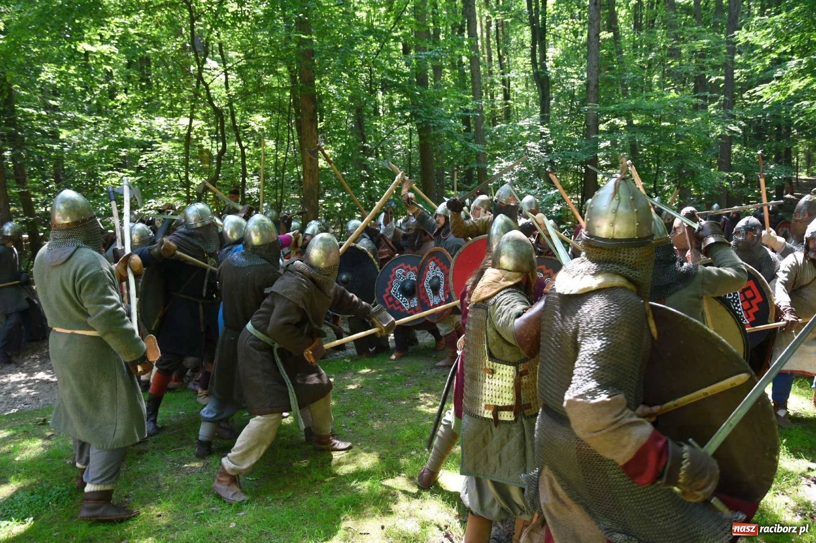 Zdjęcie w galerii na portalu naszraciborz.pl: Walczą, pichcą i handlują. Festiwal średniowieczny w Raciborzu wiadomości z regionu