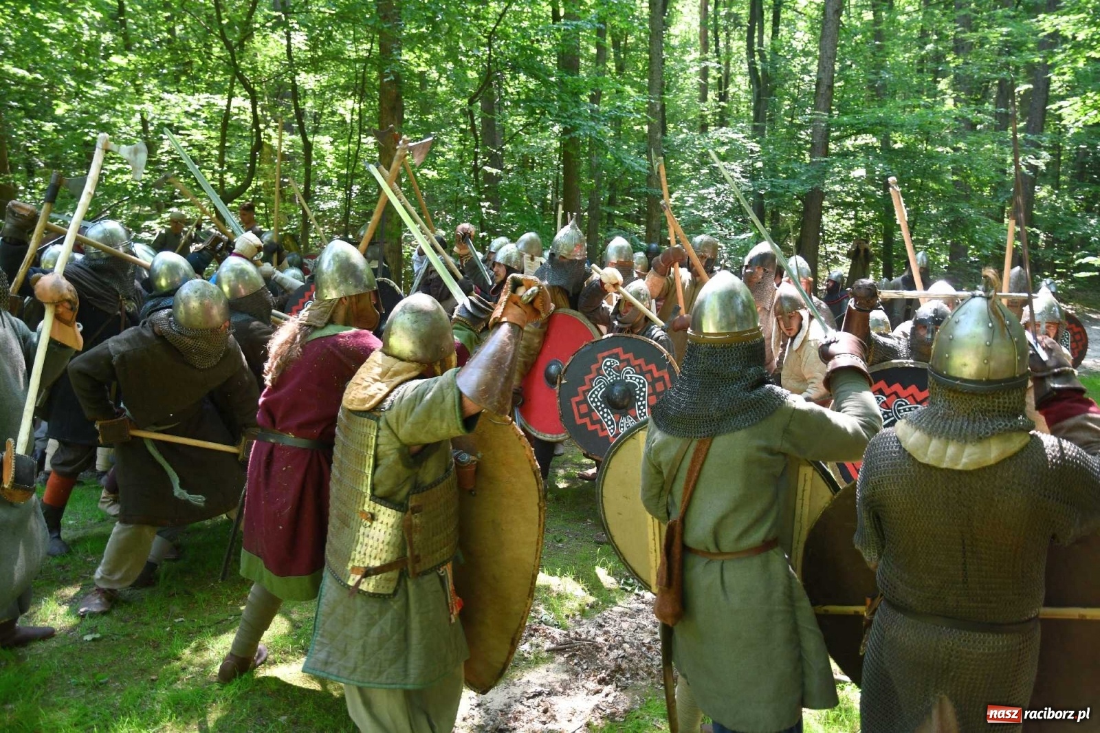 Zdjęcie w galerii na portalu naszraciborz.pl: Walczą, pichcą i handlują. Festiwal średniowieczny w Raciborzu wiadomości z regionu