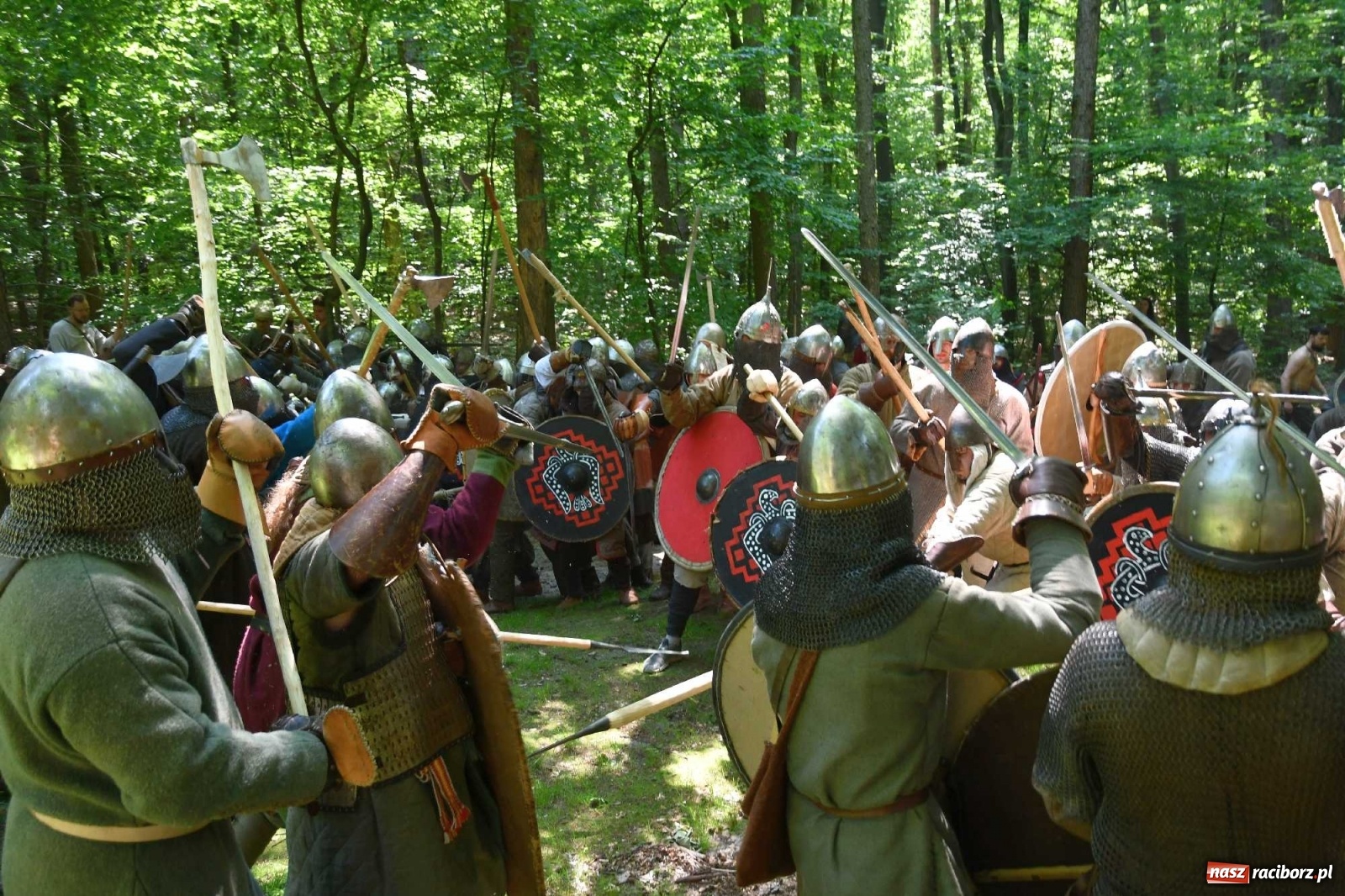 Zdjęcie w galerii na portalu naszraciborz.pl: Walczą, pichcą i handlują. Festiwal średniowieczny w Raciborzu wiadomości z regionu