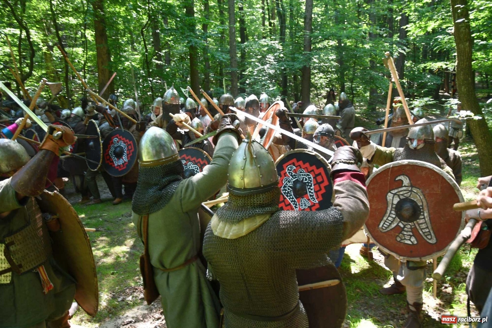 Zdjęcie w galerii na portalu naszraciborz.pl: Walczą, pichcą i handlują. Festiwal średniowieczny w Raciborzu wiadomości z regionu