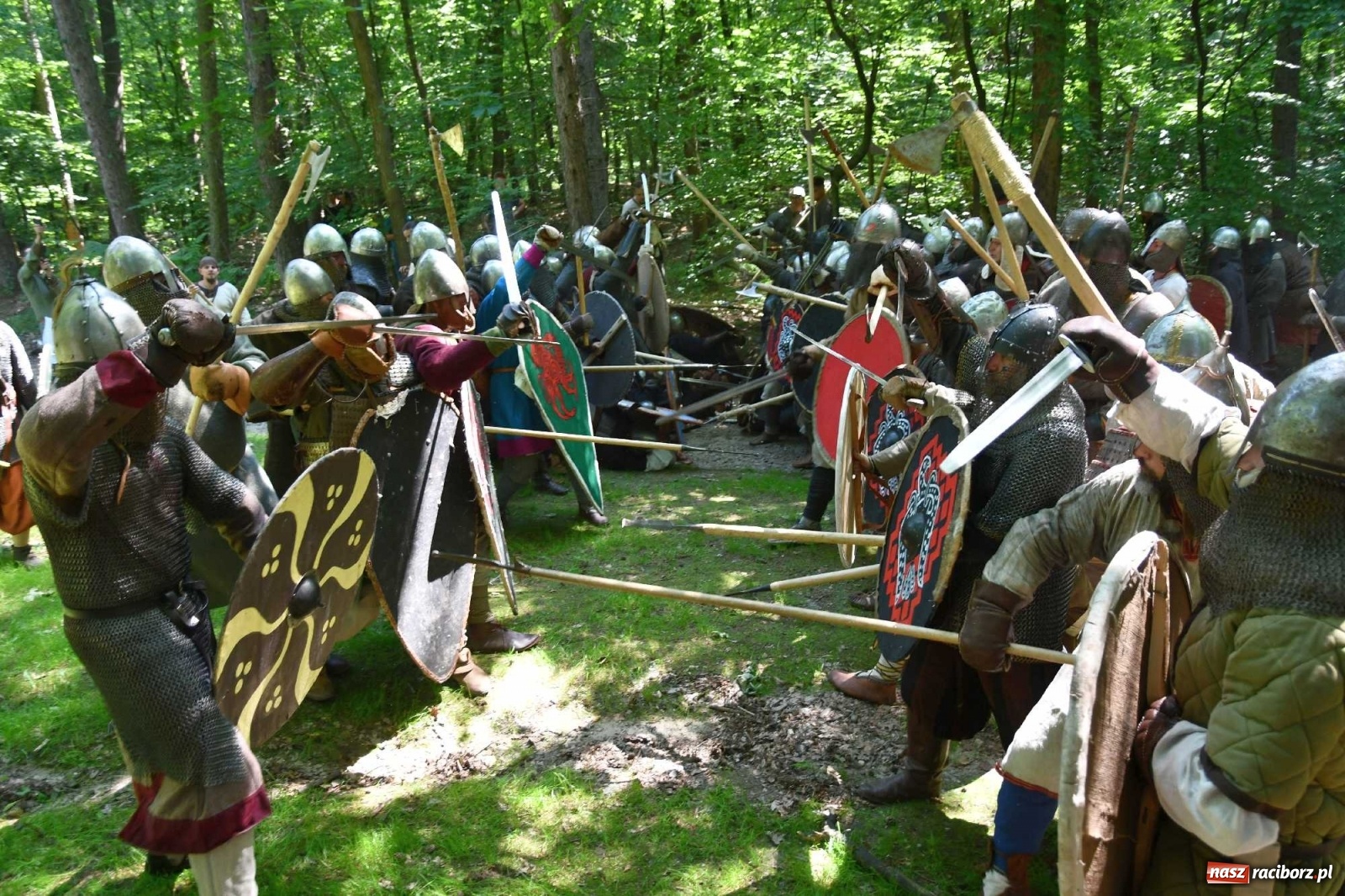 Zdjęcie w galerii na portalu naszraciborz.pl: Walczą, pichcą i handlują. Festiwal średniowieczny w Raciborzu wiadomości z regionu