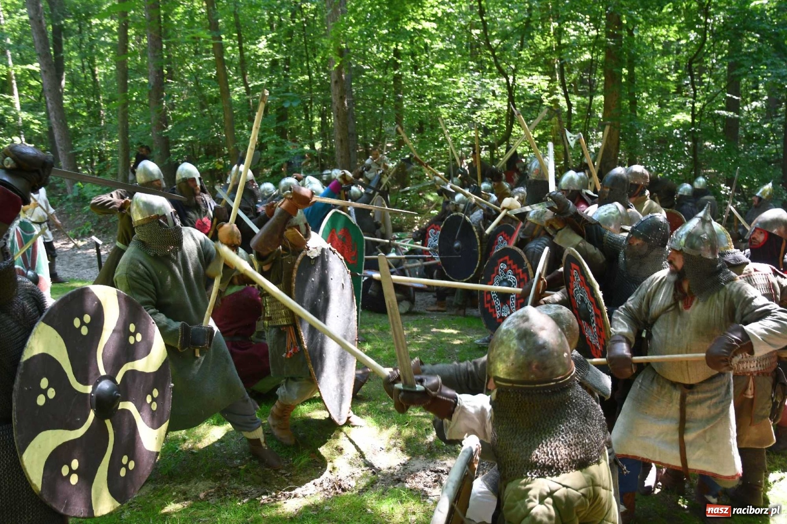 Zdjęcie w galerii na portalu naszraciborz.pl: Walczą, pichcą i handlują. Festiwal średniowieczny w Raciborzu wiadomości z regionu