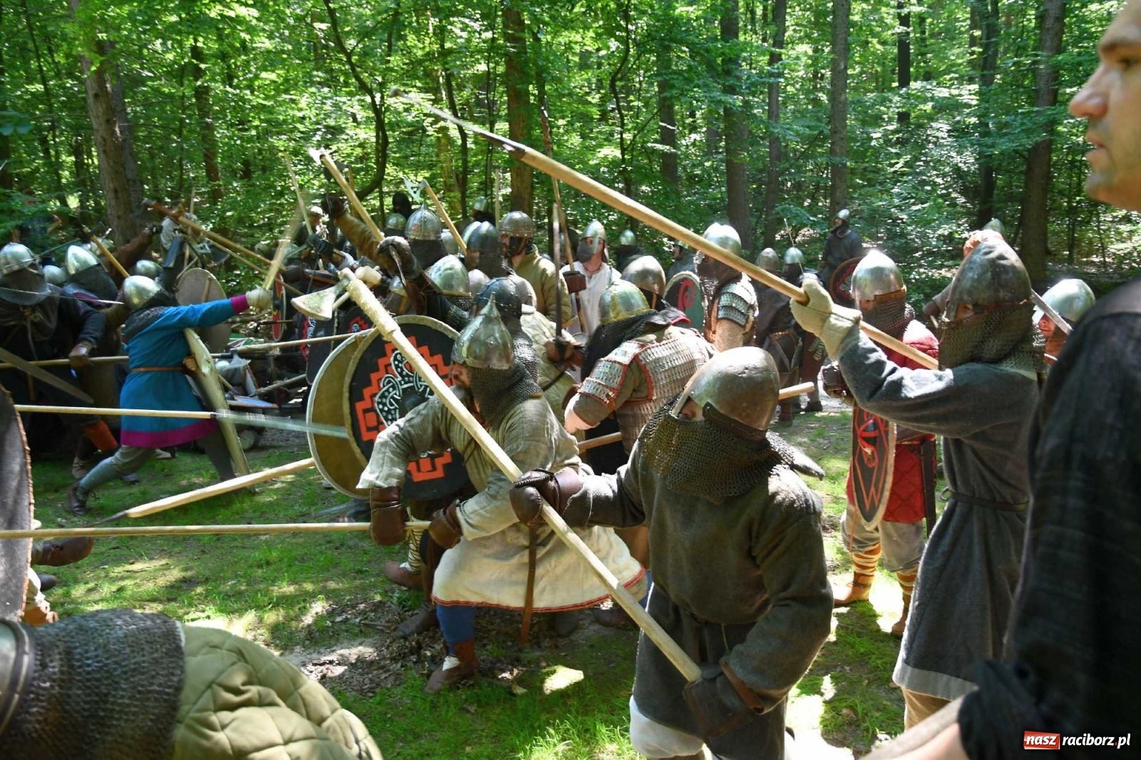 Zdjęcie w galerii na portalu naszraciborz.pl: Walczą, pichcą i handlują. Festiwal średniowieczny w Raciborzu wiadomości z regionu