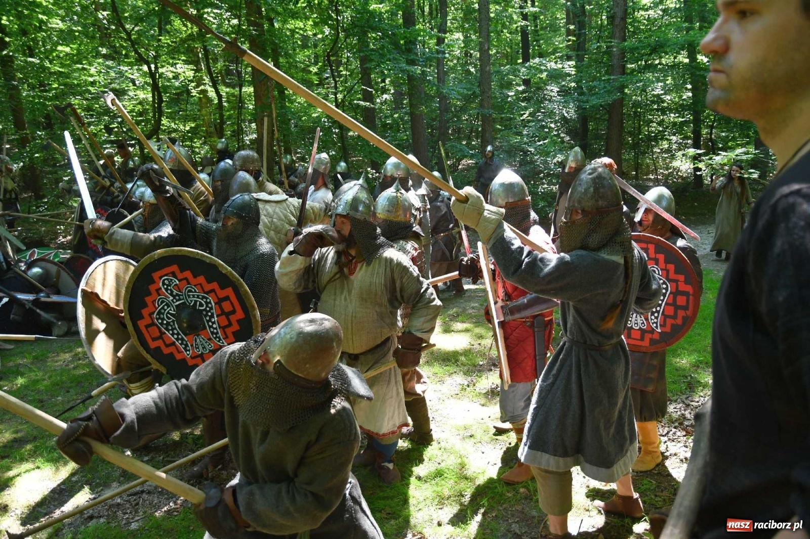 Zdjęcie w galerii na portalu naszraciborz.pl: Walczą, pichcą i handlują. Festiwal średniowieczny w Raciborzu wiadomości z regionu