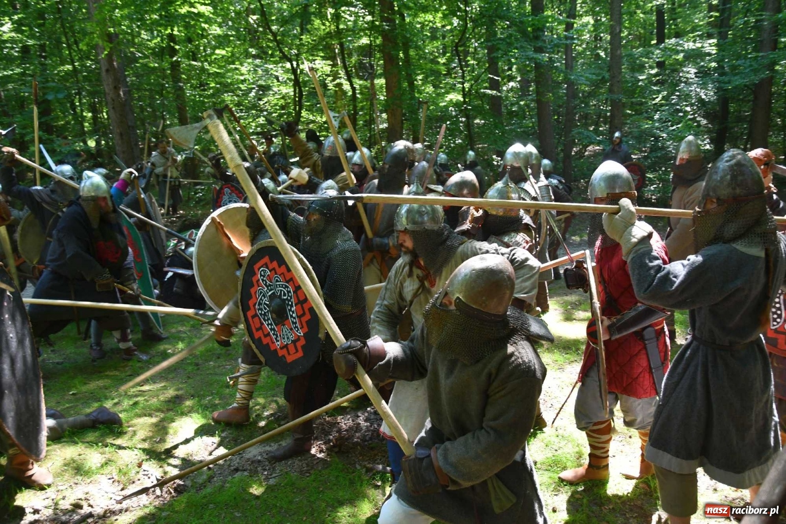 Zdjęcie w galerii na portalu naszraciborz.pl: Walczą, pichcą i handlują. Festiwal średniowieczny w Raciborzu wiadomości z regionu