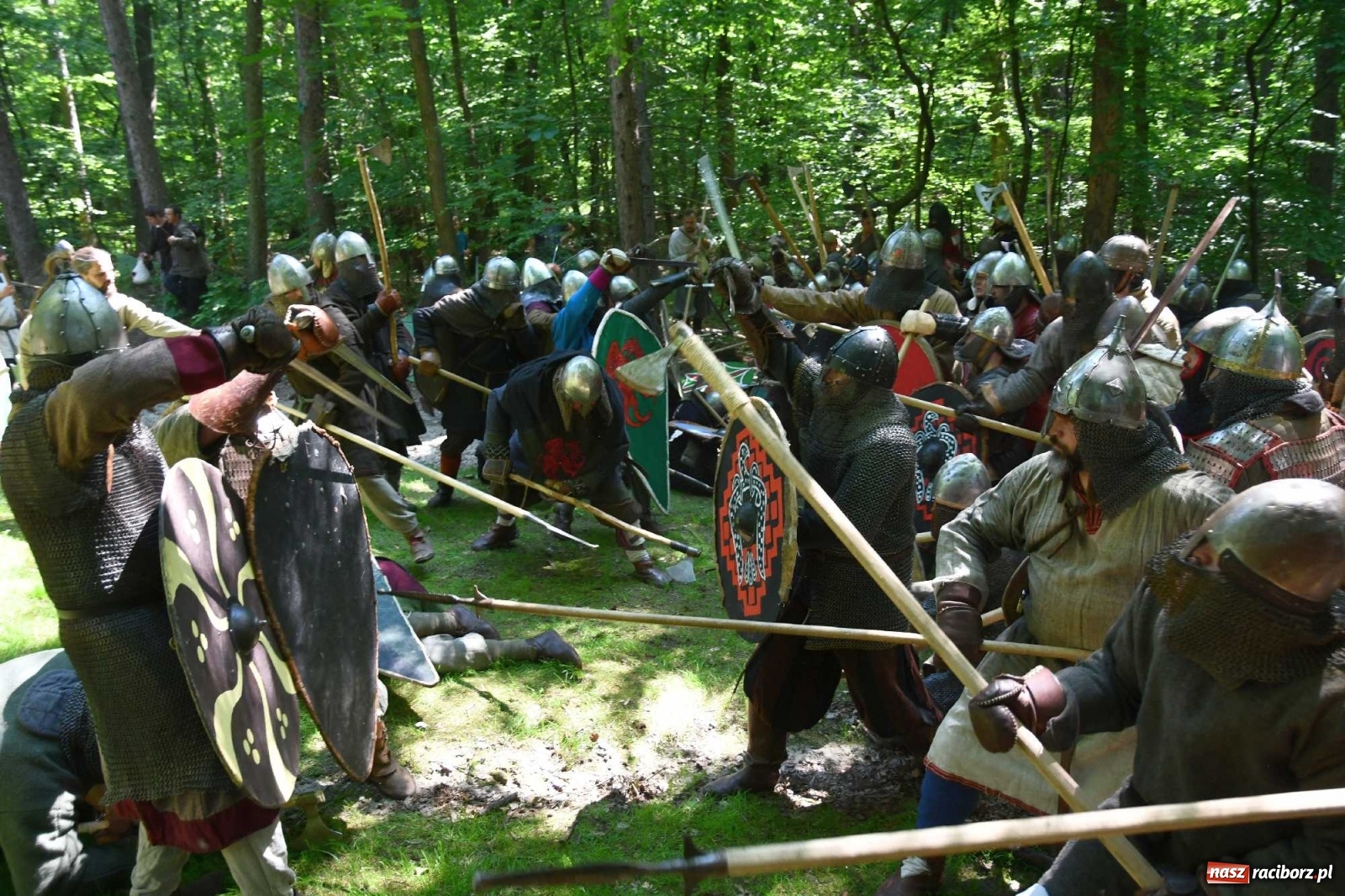 Zdjęcie w galerii na portalu naszraciborz.pl: Walczą, pichcą i handlują. Festiwal średniowieczny w Raciborzu wiadomości z regionu