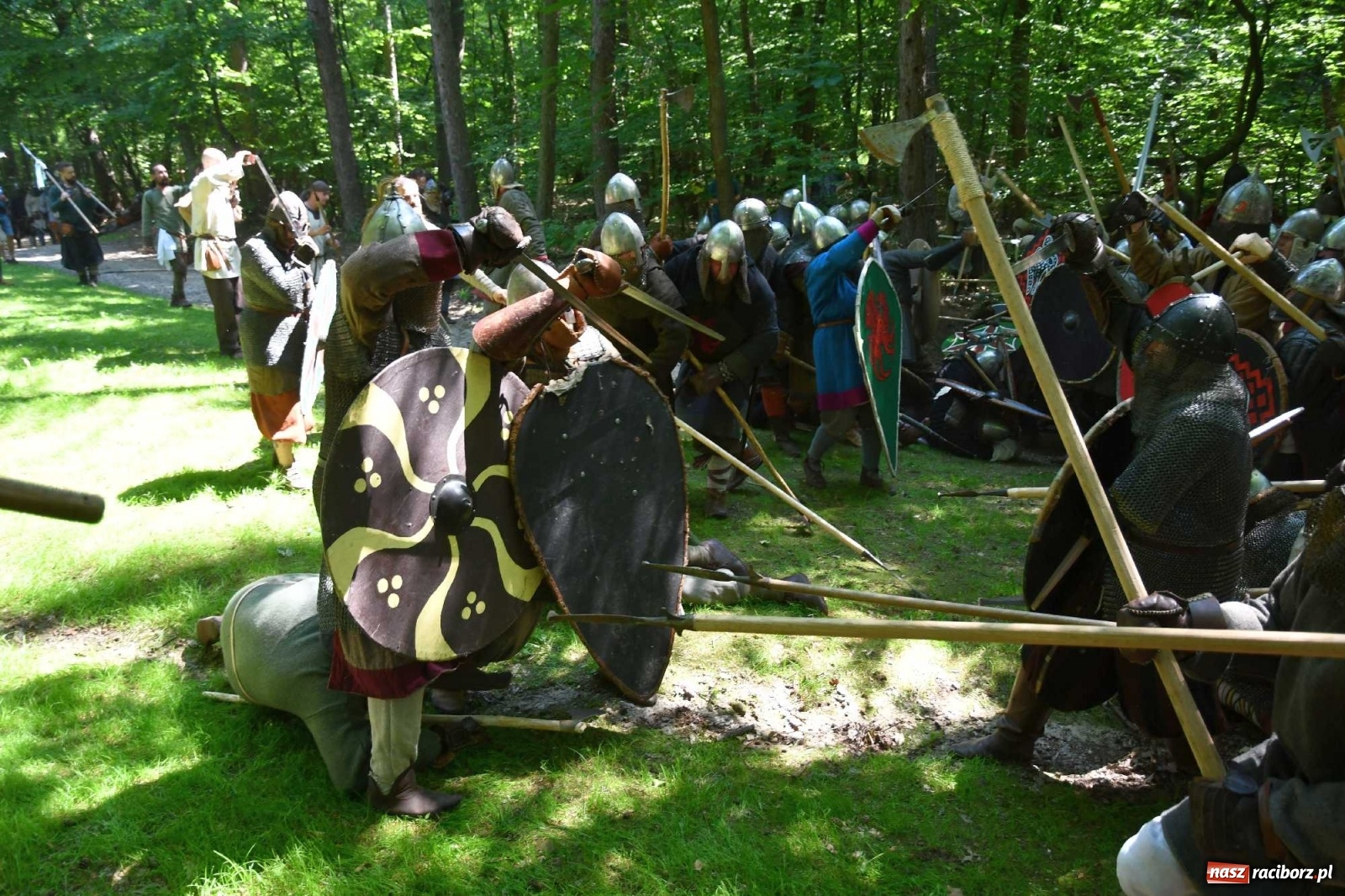 Zdjęcie w galerii na portalu naszraciborz.pl: Walczą, pichcą i handlują. Festiwal średniowieczny w Raciborzu wiadomości z regionu