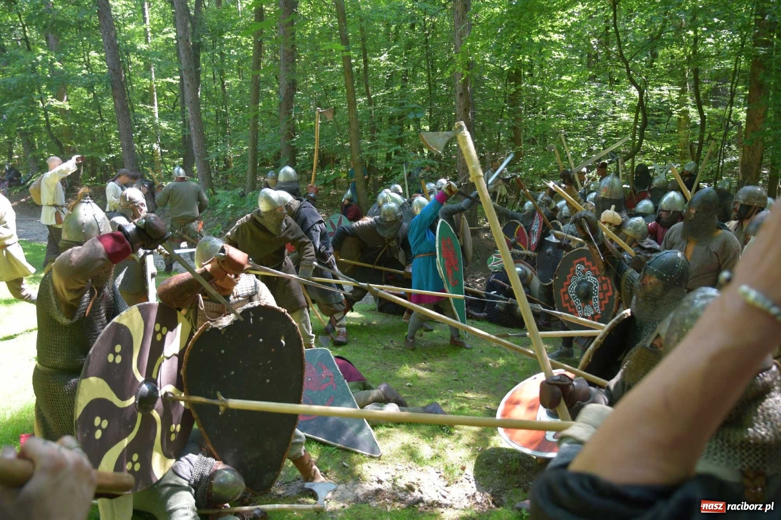 Zdjęcie w galerii na portalu naszraciborz.pl: Walczą, pichcą i handlują. Festiwal średniowieczny w Raciborzu wiadomości z regionu