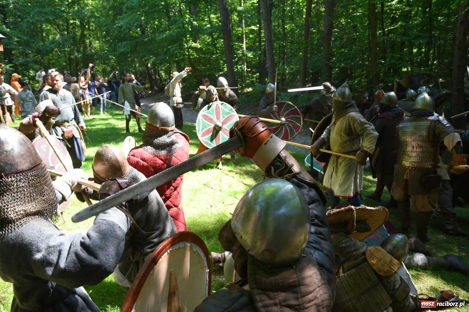 Zdjęcie w galerii na portalu naszraciborz.pl: Walczą, pichcą i handlują. Festiwal średniowieczny w Raciborzu wiadomości z regionu