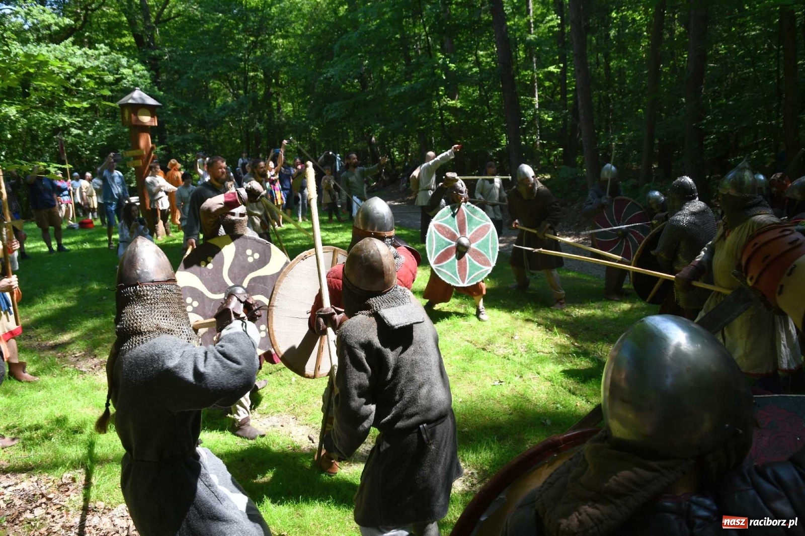 Zdjęcie w galerii na portalu naszraciborz.pl: Walczą, pichcą i handlują. Festiwal średniowieczny w Raciborzu wiadomości z regionu