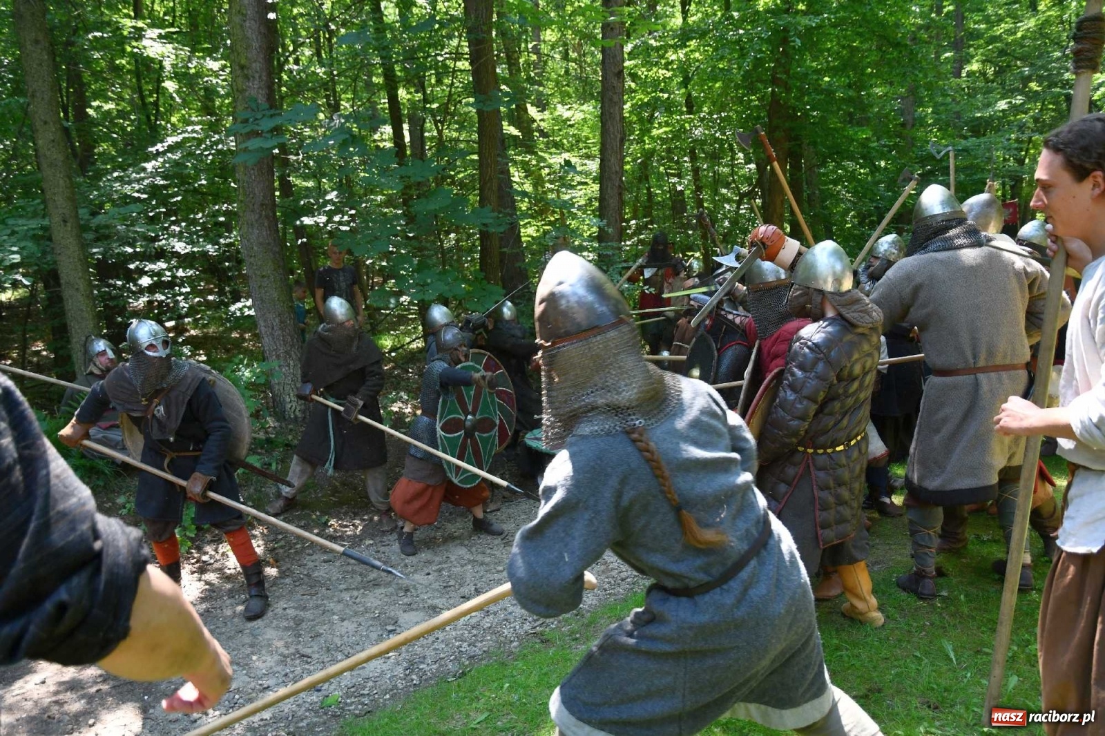 Zdjęcie w galerii na portalu naszraciborz.pl: Walczą, pichcą i handlują. Festiwal średniowieczny w Raciborzu wiadomości z regionu