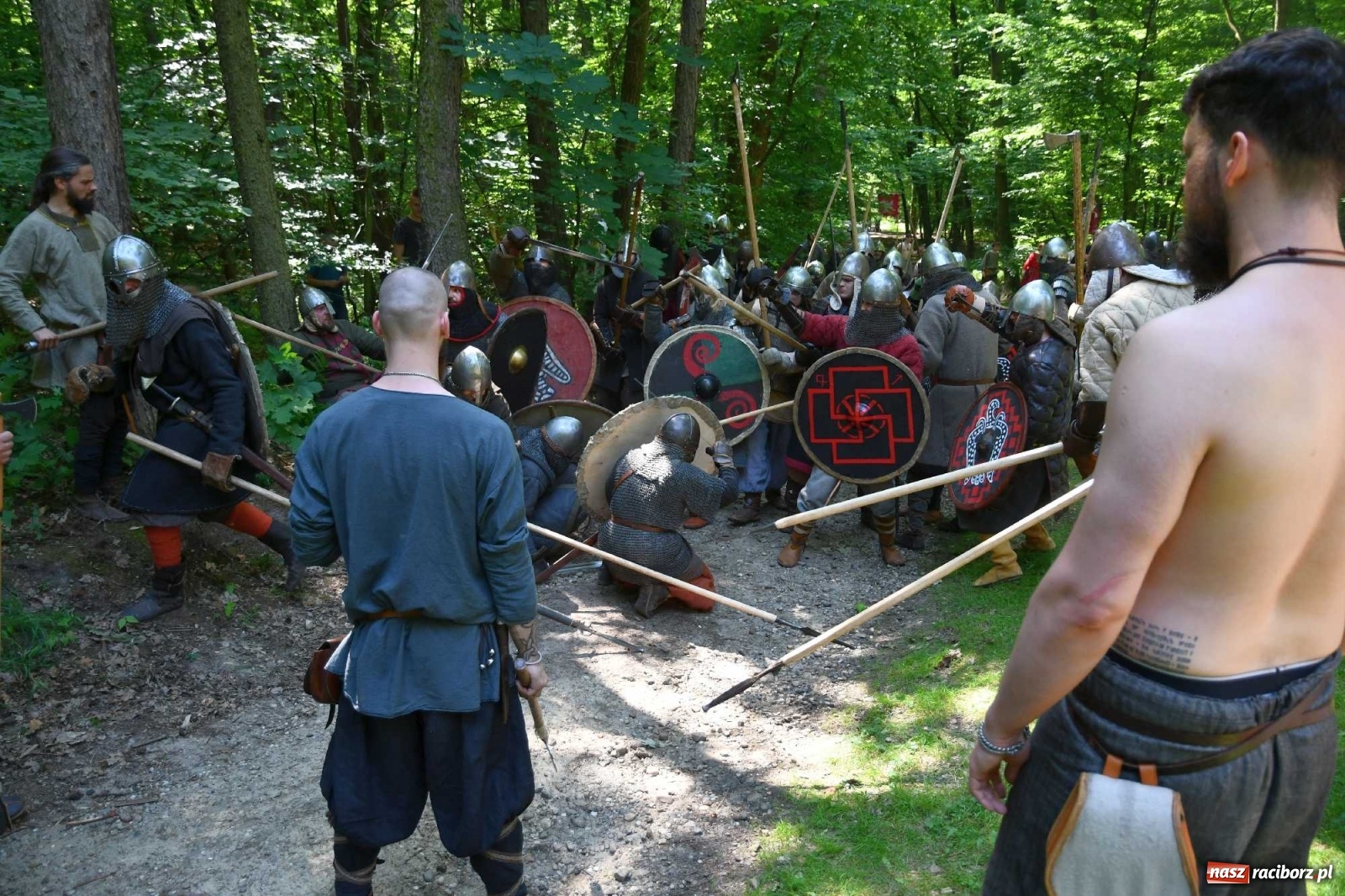 Zdjęcie w galerii na portalu naszraciborz.pl: Walczą, pichcą i handlują. Festiwal średniowieczny w Raciborzu wiadomości z regionu