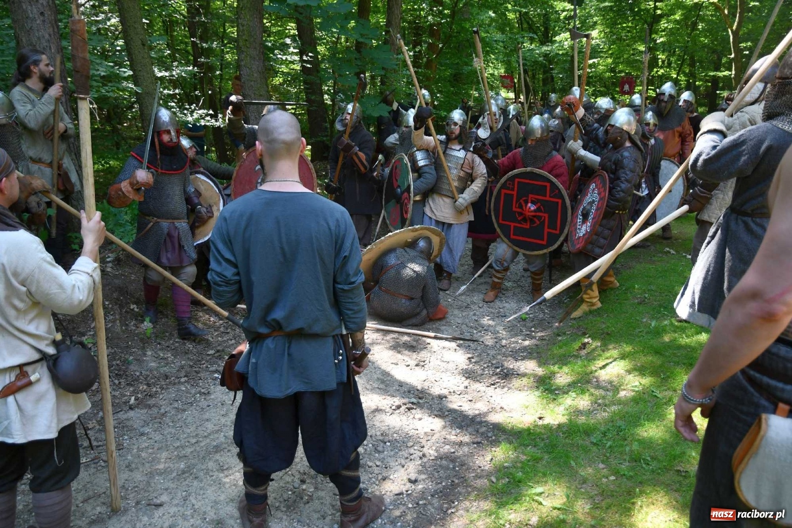 Zdjęcie w galerii na portalu naszraciborz.pl: Walczą, pichcą i handlują. Festiwal średniowieczny w Raciborzu wiadomości z regionu