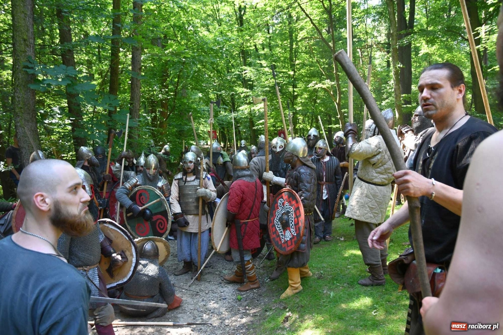 Zdjęcie w galerii na portalu naszraciborz.pl: Walczą, pichcą i handlują. Festiwal średniowieczny w Raciborzu wiadomości z regionu