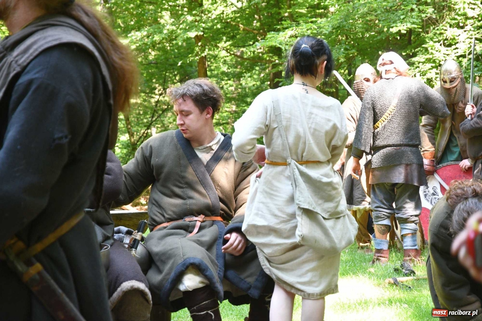 Zdjęcie w galerii na portalu naszraciborz.pl: Walczą, pichcą i handlują. Festiwal średniowieczny w Raciborzu wiadomości z regionu