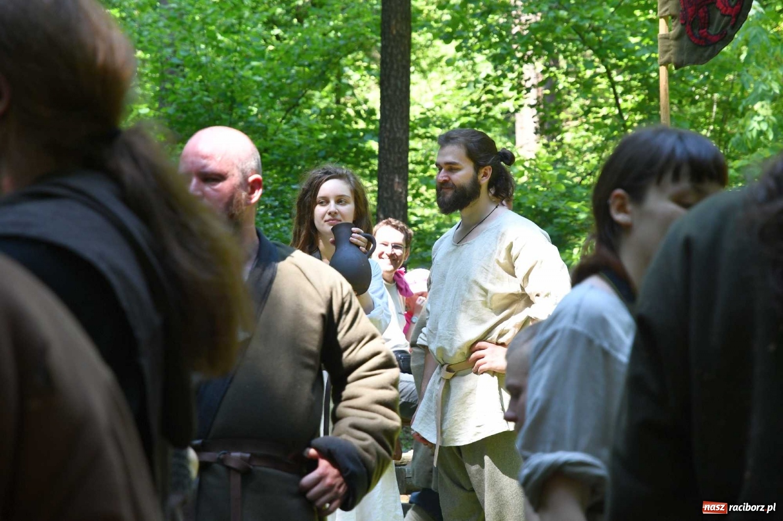 Zdjęcie w galerii na portalu naszraciborz.pl: Walczą, pichcą i handlują. Festiwal średniowieczny w Raciborzu wiadomości z regionu