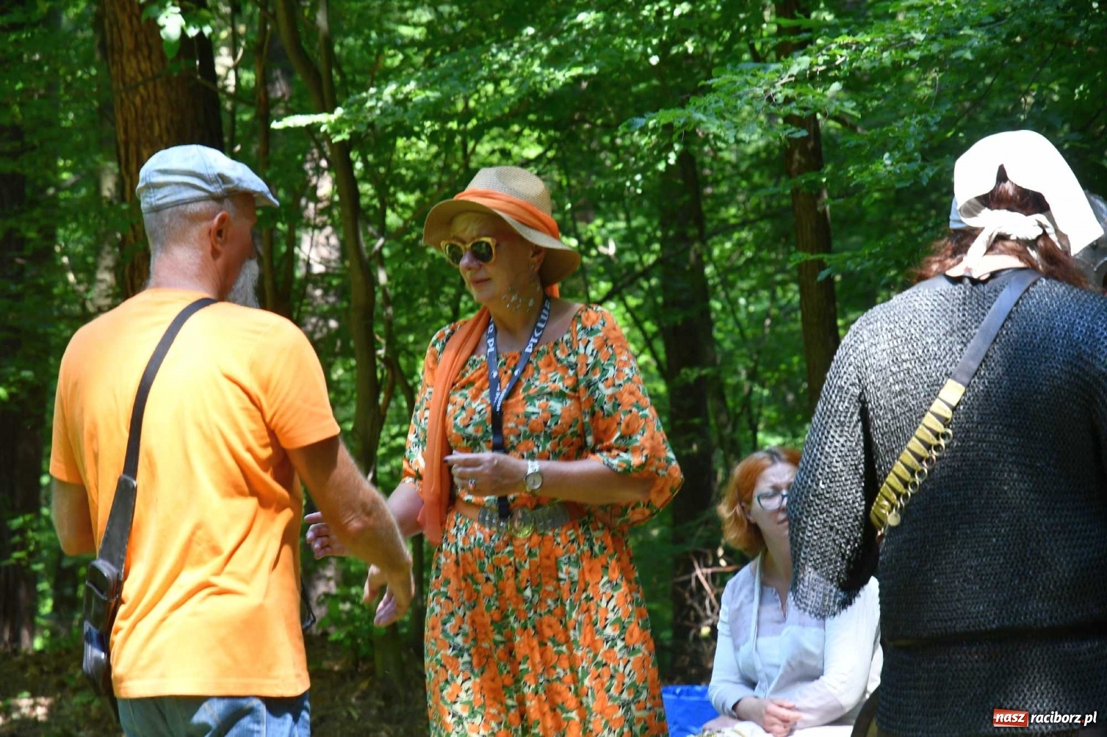 Zdjęcie w galerii na portalu naszraciborz.pl: Walczą, pichcą i handlują. Festiwal średniowieczny w Raciborzu wiadomości z regionu