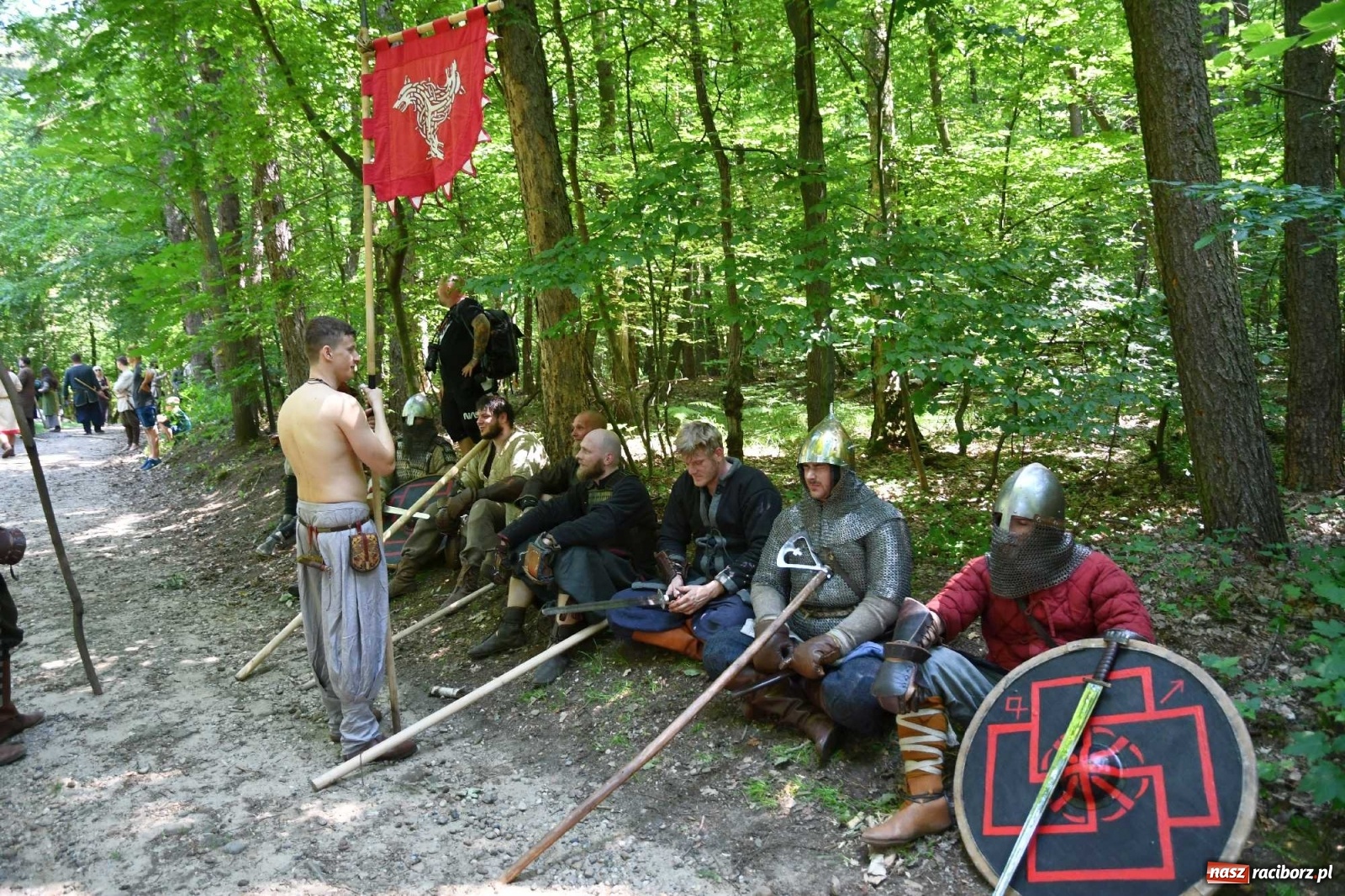 Zdjęcie w galerii na portalu naszraciborz.pl: Walczą, pichcą i handlują. Festiwal średniowieczny w Raciborzu wiadomości z regionu