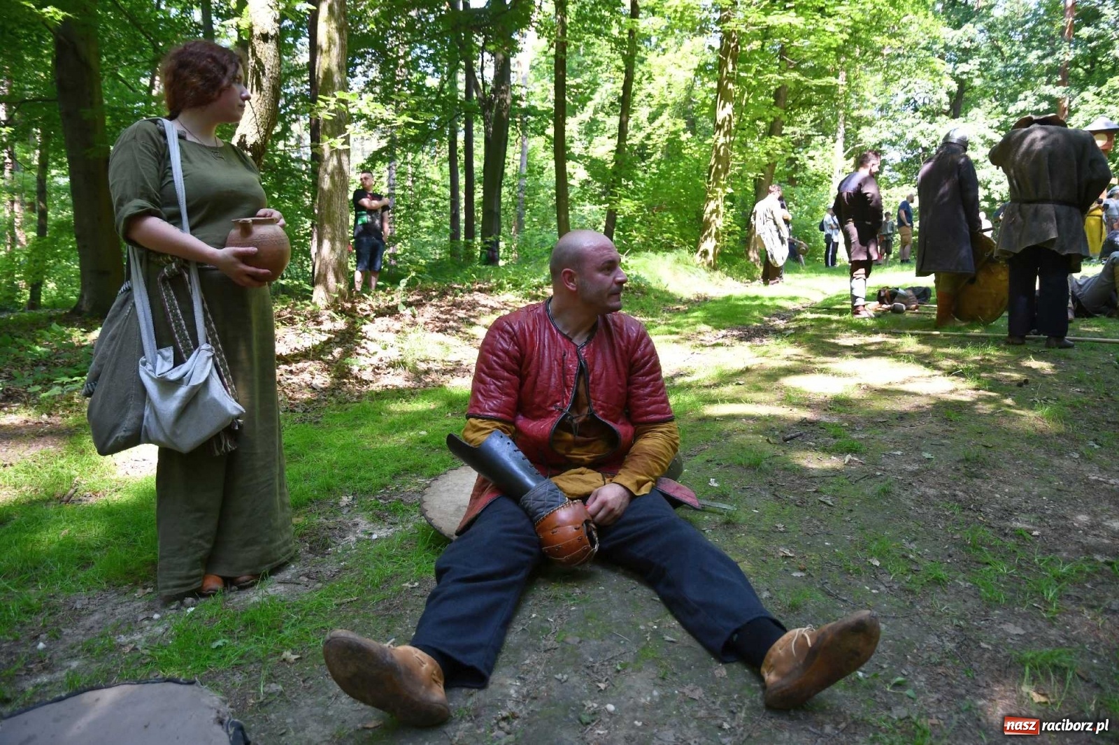 Zdjęcie w galerii na portalu naszraciborz.pl: Walczą, pichcą i handlują. Festiwal średniowieczny w Raciborzu wiadomości z regionu