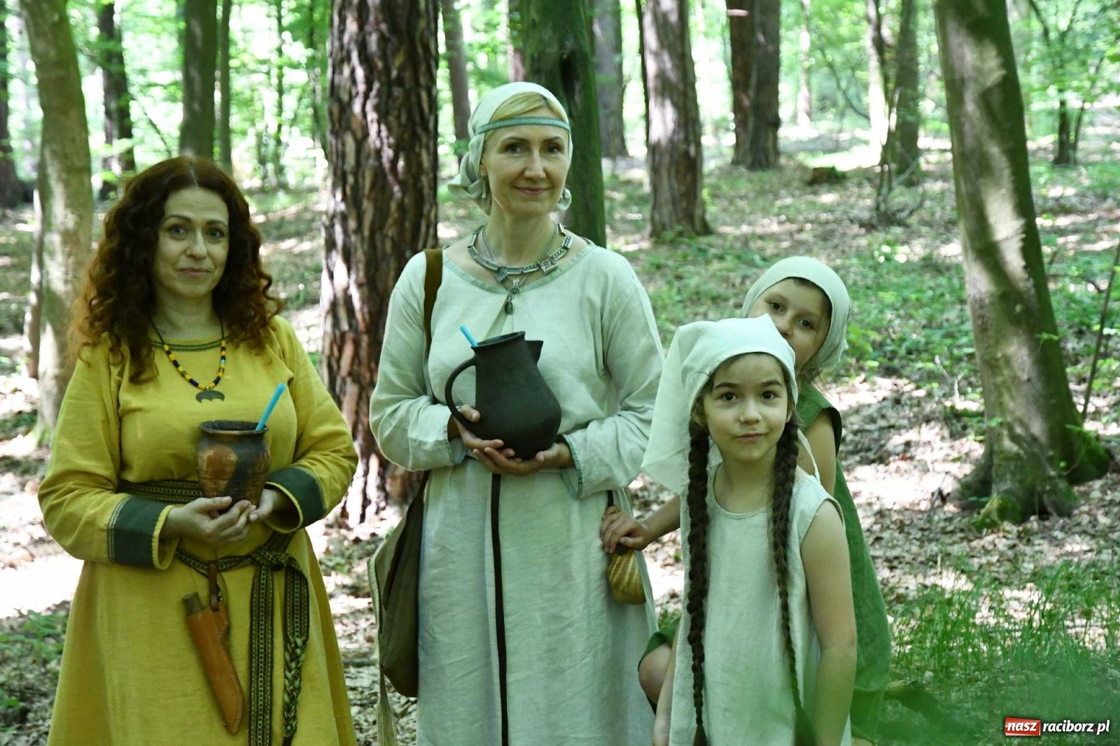 Zdjęcie w galerii na portalu naszraciborz.pl: Walczą, pichcą i handlują. Festiwal średniowieczny w Raciborzu wiadomości z regionu