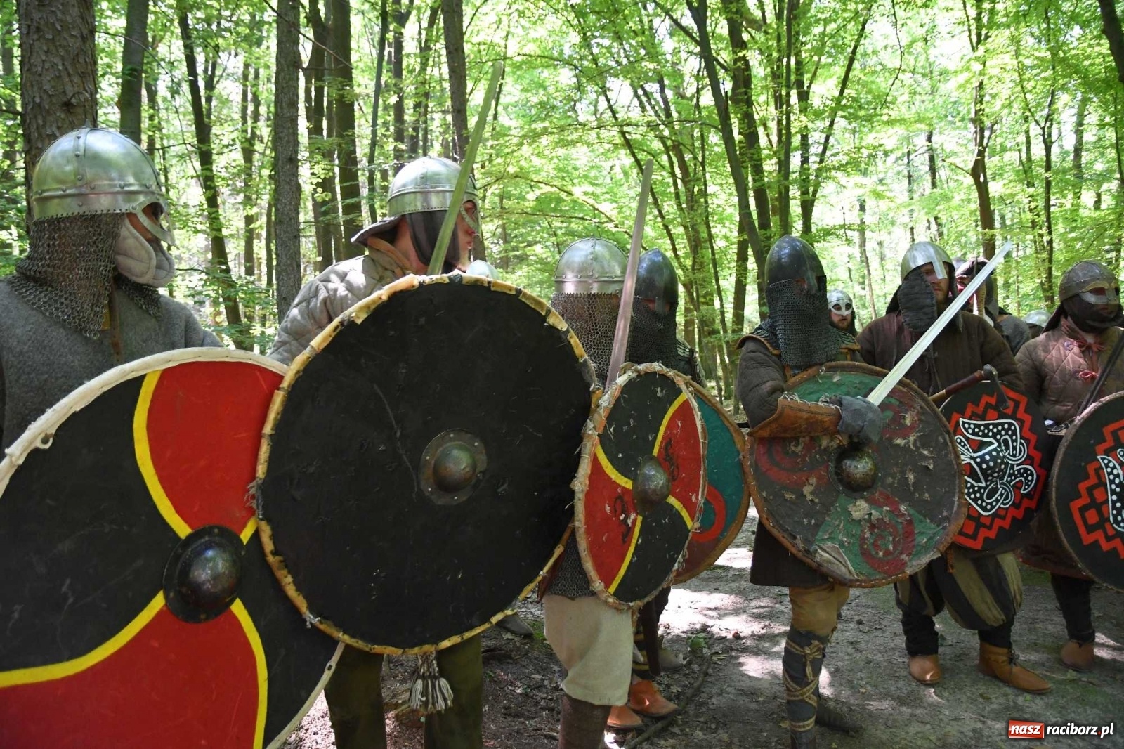 Zdjęcie w galerii na portalu naszraciborz.pl: Walczą, pichcą i handlują. Festiwal średniowieczny w Raciborzu wiadomości z regionu