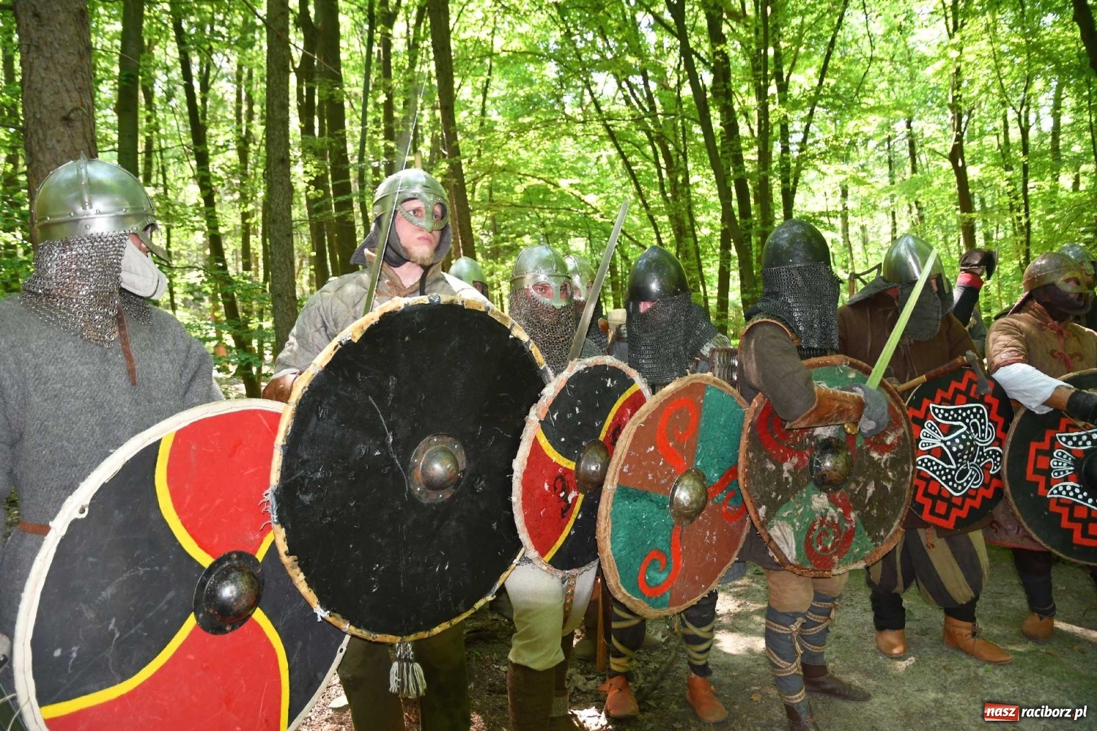 Zdjęcie w galerii na portalu naszraciborz.pl: Walczą, pichcą i handlują. Festiwal średniowieczny w Raciborzu wiadomości z regionu
