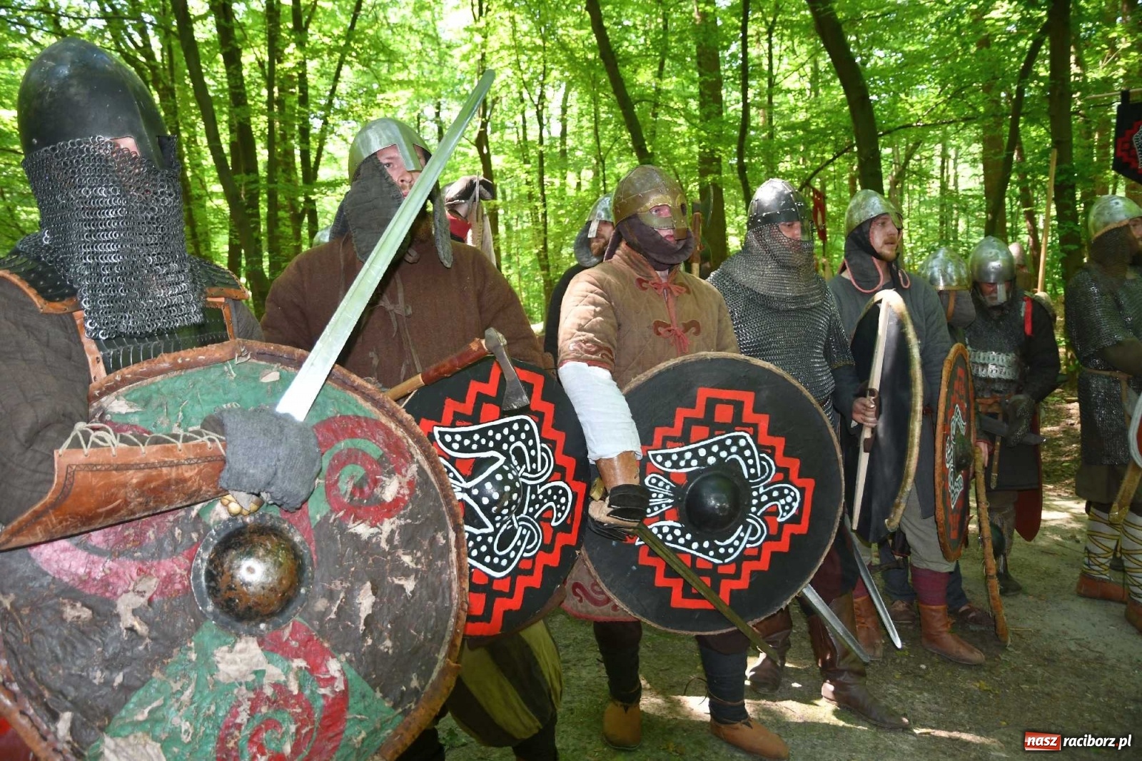 Zdjęcie w galerii na portalu naszraciborz.pl: Walczą, pichcą i handlują. Festiwal średniowieczny w Raciborzu wiadomości z regionu