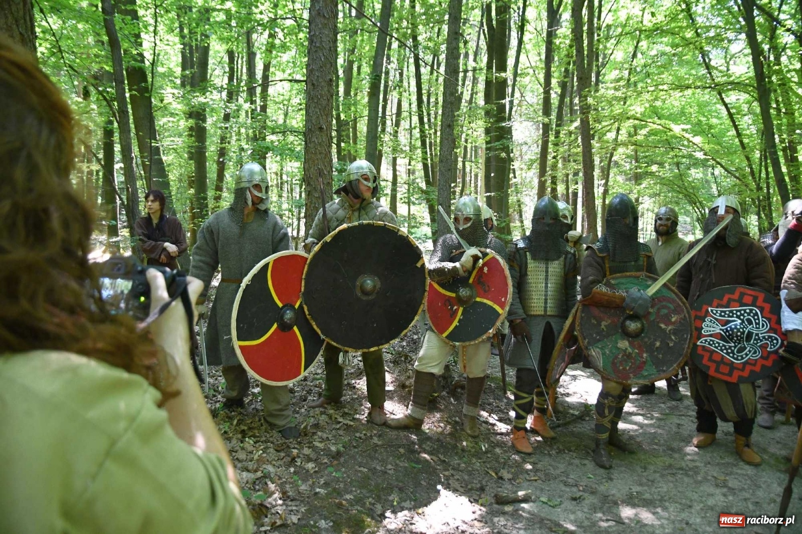 Zdjęcie w galerii na portalu naszraciborz.pl: Walczą, pichcą i handlują. Festiwal średniowieczny w Raciborzu wiadomości z regionu