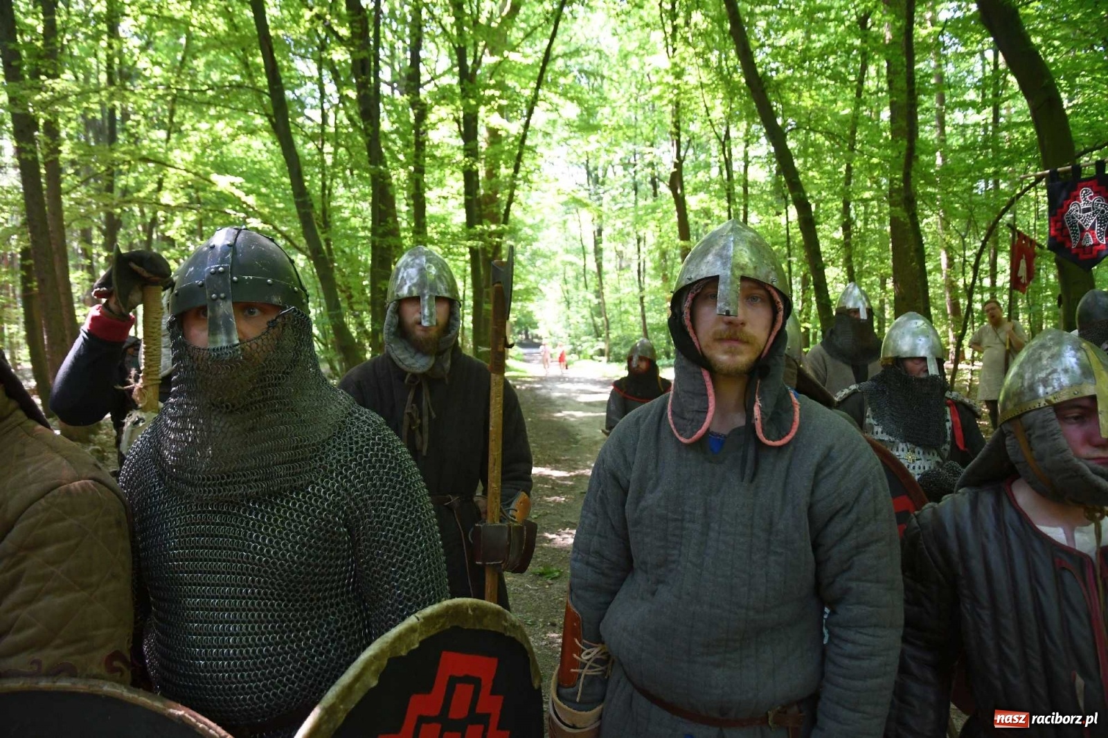 Zdjęcie w galerii na portalu naszraciborz.pl: Walczą, pichcą i handlują. Festiwal średniowieczny w Raciborzu wiadomości z regionu