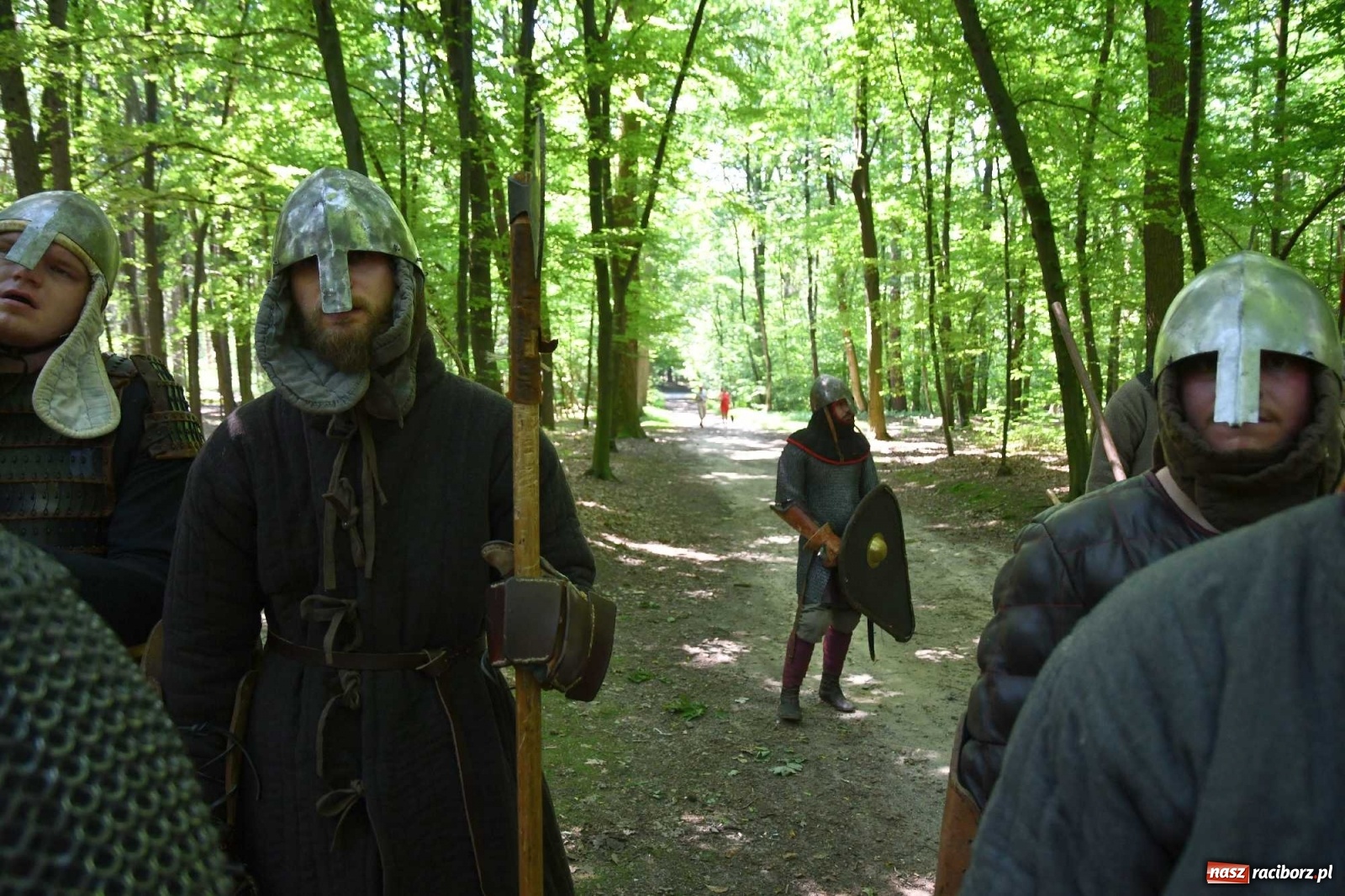 Zdjęcie w galerii na portalu naszraciborz.pl: Walczą, pichcą i handlują. Festiwal średniowieczny w Raciborzu wiadomości z regionu