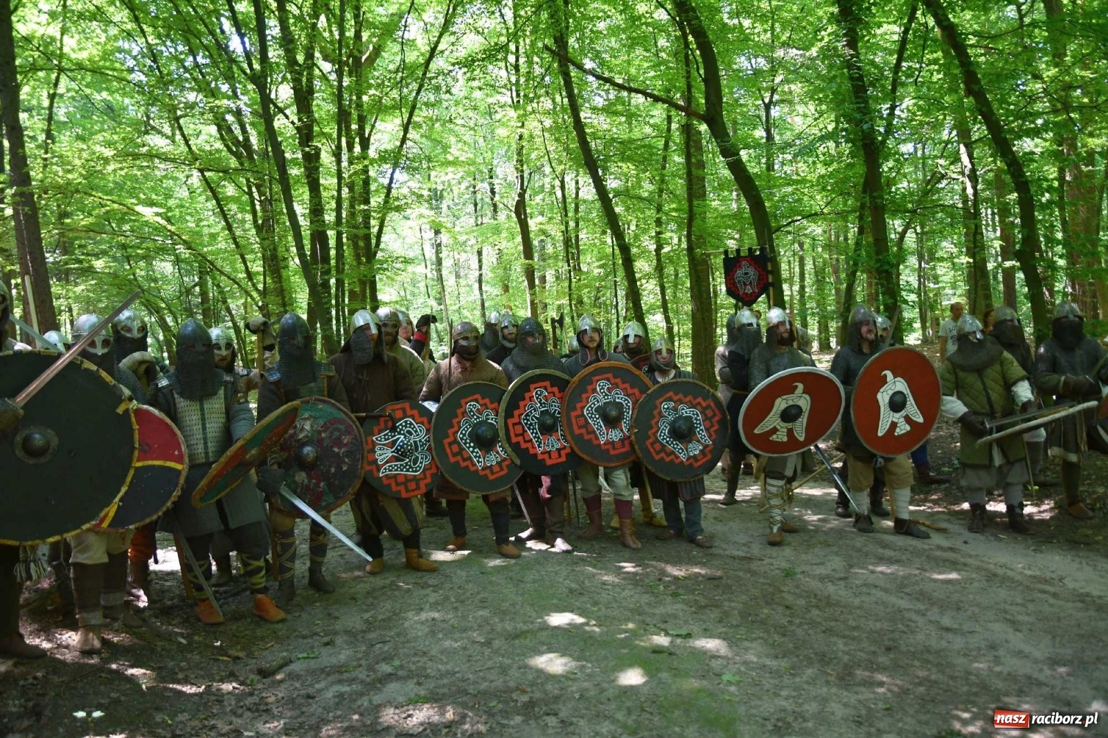 Zdjęcie w galerii na portalu naszraciborz.pl: Walczą, pichcą i handlują. Festiwal średniowieczny w Raciborzu wiadomości z regionu