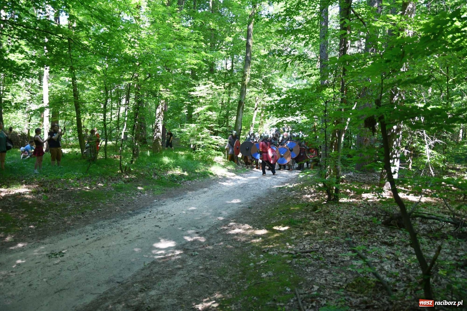 Zdjęcie w galerii na portalu naszraciborz.pl: Walczą, pichcą i handlują. Festiwal średniowieczny w Raciborzu wiadomości z regionu