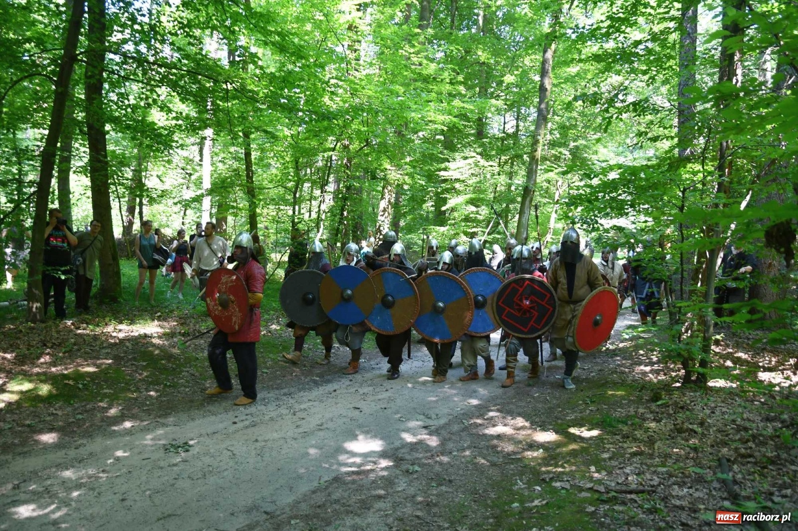 Zdjęcie w galerii na portalu naszraciborz.pl: Walczą, pichcą i handlują. Festiwal średniowieczny w Raciborzu wiadomości z regionu