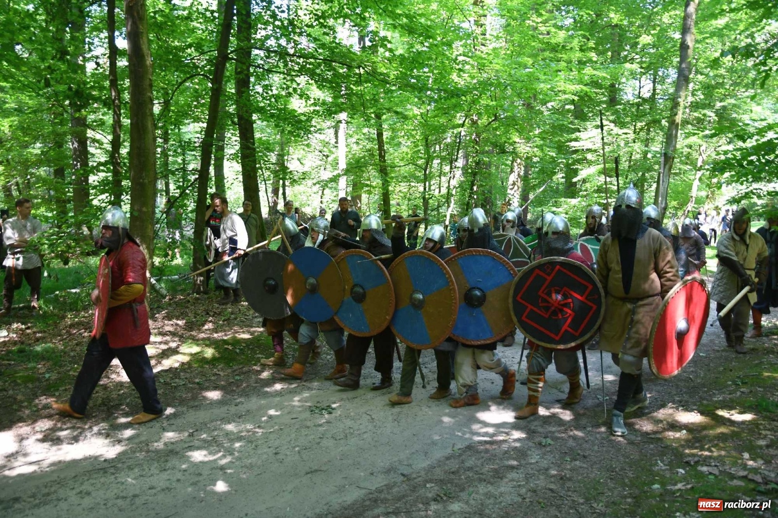 Zdjęcie w galerii na portalu naszraciborz.pl: Walczą, pichcą i handlują. Festiwal średniowieczny w Raciborzu wiadomości z regionu