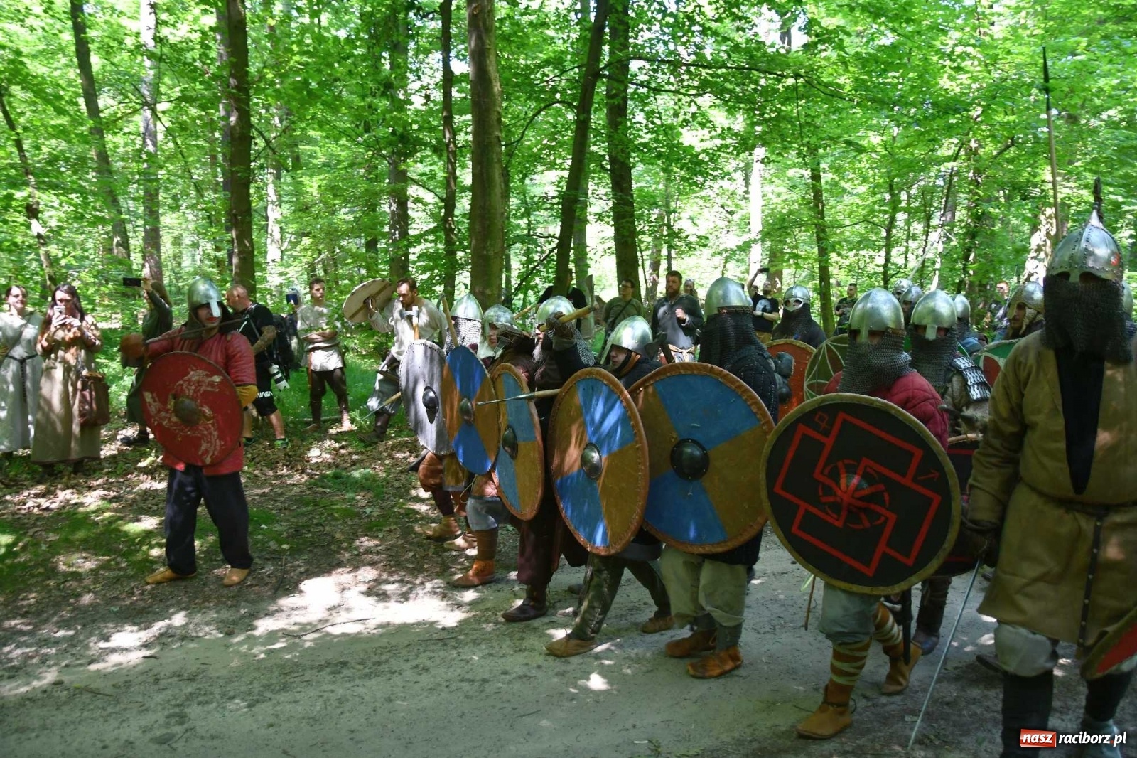 Zdjęcie w galerii na portalu naszraciborz.pl: Walczą, pichcą i handlują. Festiwal średniowieczny w Raciborzu wiadomości z regionu