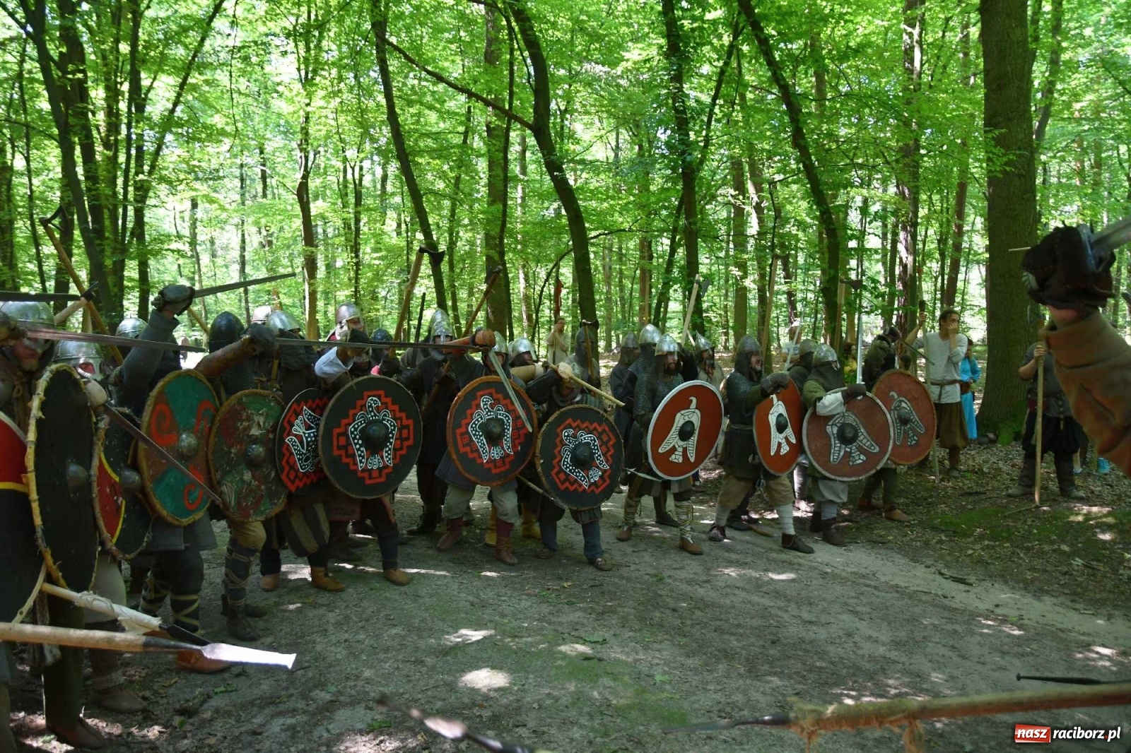 Zdjęcie w galerii na portalu naszraciborz.pl: Walczą, pichcą i handlują. Festiwal średniowieczny w Raciborzu wiadomości z regionu