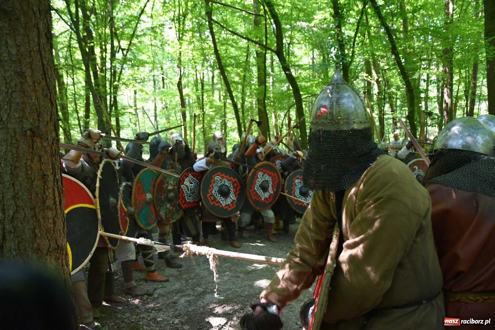 Zdjęcie w galerii na portalu naszraciborz.pl: Walczą, pichcą i handlują. Festiwal średniowieczny w Raciborzu wiadomości z regionu