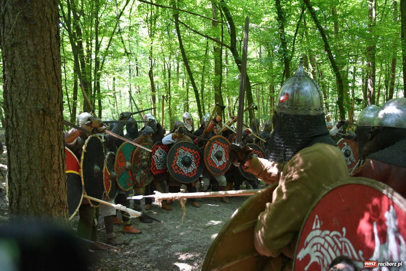 Zdjęcie w galerii na portalu naszraciborz.pl: Walczą, pichcą i handlują. Festiwal średniowieczny w Raciborzu wiadomości z regionu