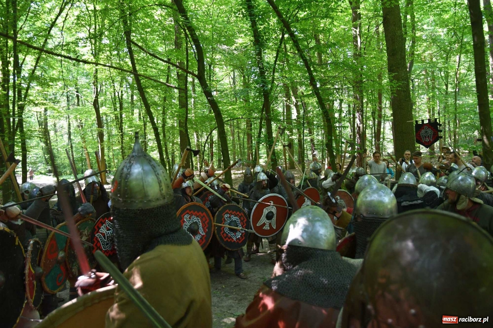 Zdjęcie w galerii na portalu naszraciborz.pl: Walczą, pichcą i handlują. Festiwal średniowieczny w Raciborzu wiadomości z regionu