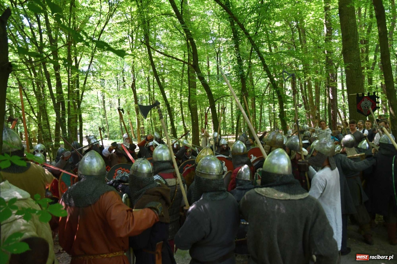 Zdjęcie w galerii na portalu naszraciborz.pl: Walczą, pichcą i handlują. Festiwal średniowieczny w Raciborzu wiadomości z regionu