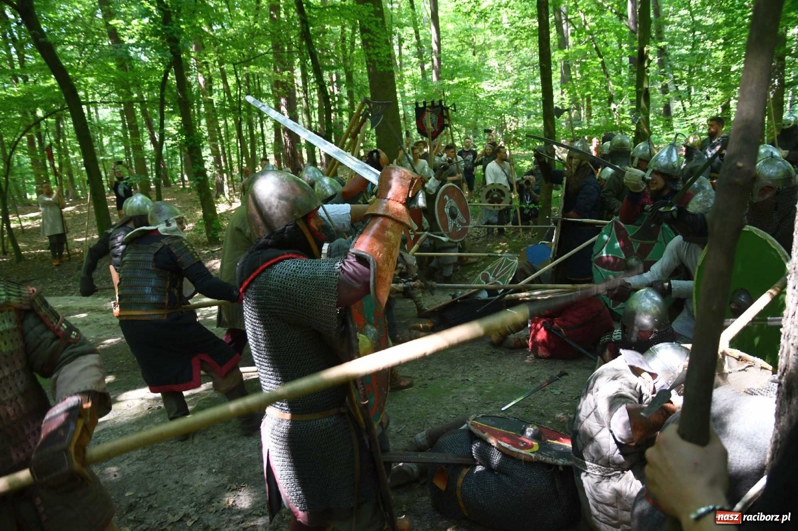 Zdjęcie w galerii na portalu naszraciborz.pl: Walczą, pichcą i handlują. Festiwal średniowieczny w Raciborzu wiadomości z regionu