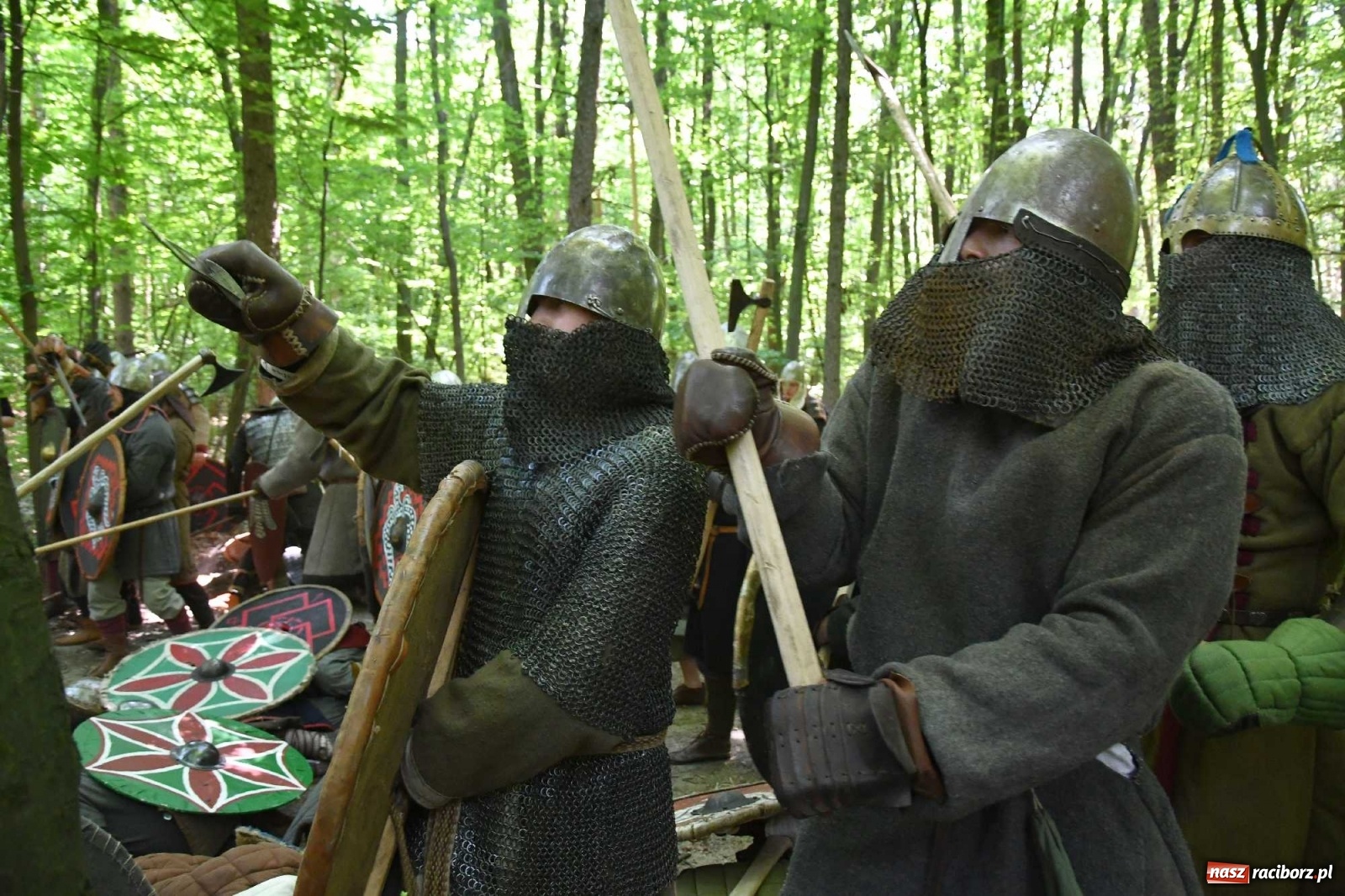 Zdjęcie w galerii na portalu naszraciborz.pl: Walczą, pichcą i handlują. Festiwal średniowieczny w Raciborzu wiadomości z regionu