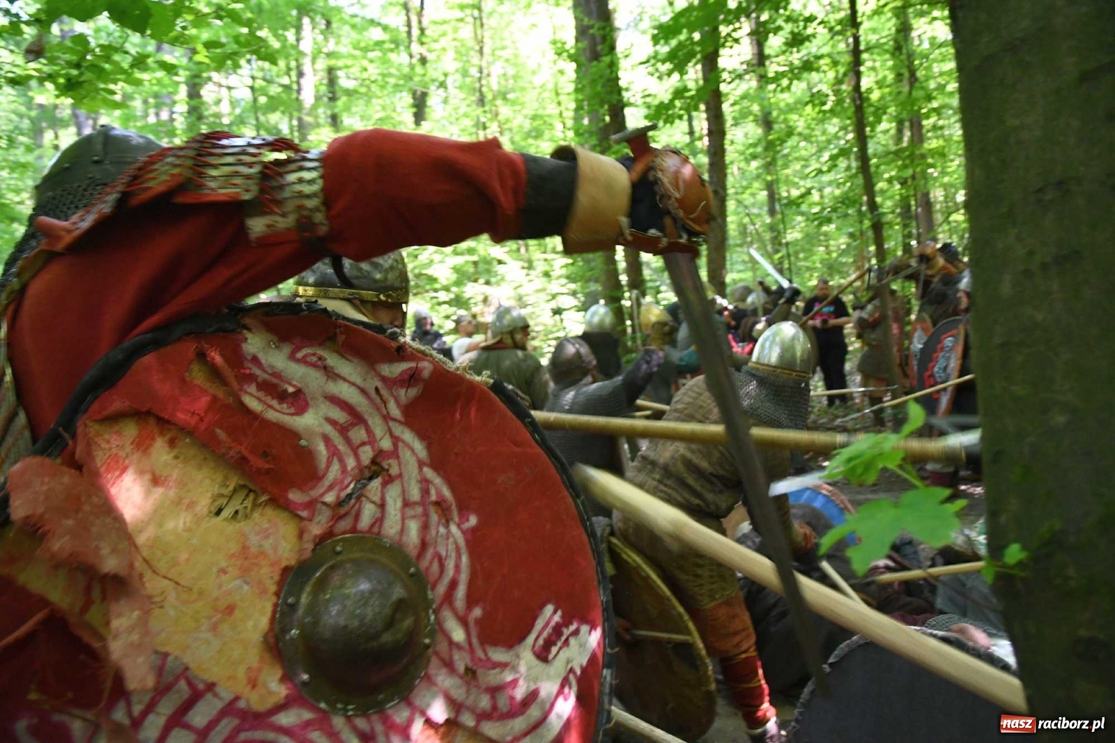 Zdjęcie w galerii na portalu naszraciborz.pl: Walczą, pichcą i handlują. Festiwal średniowieczny w Raciborzu wiadomości z regionu