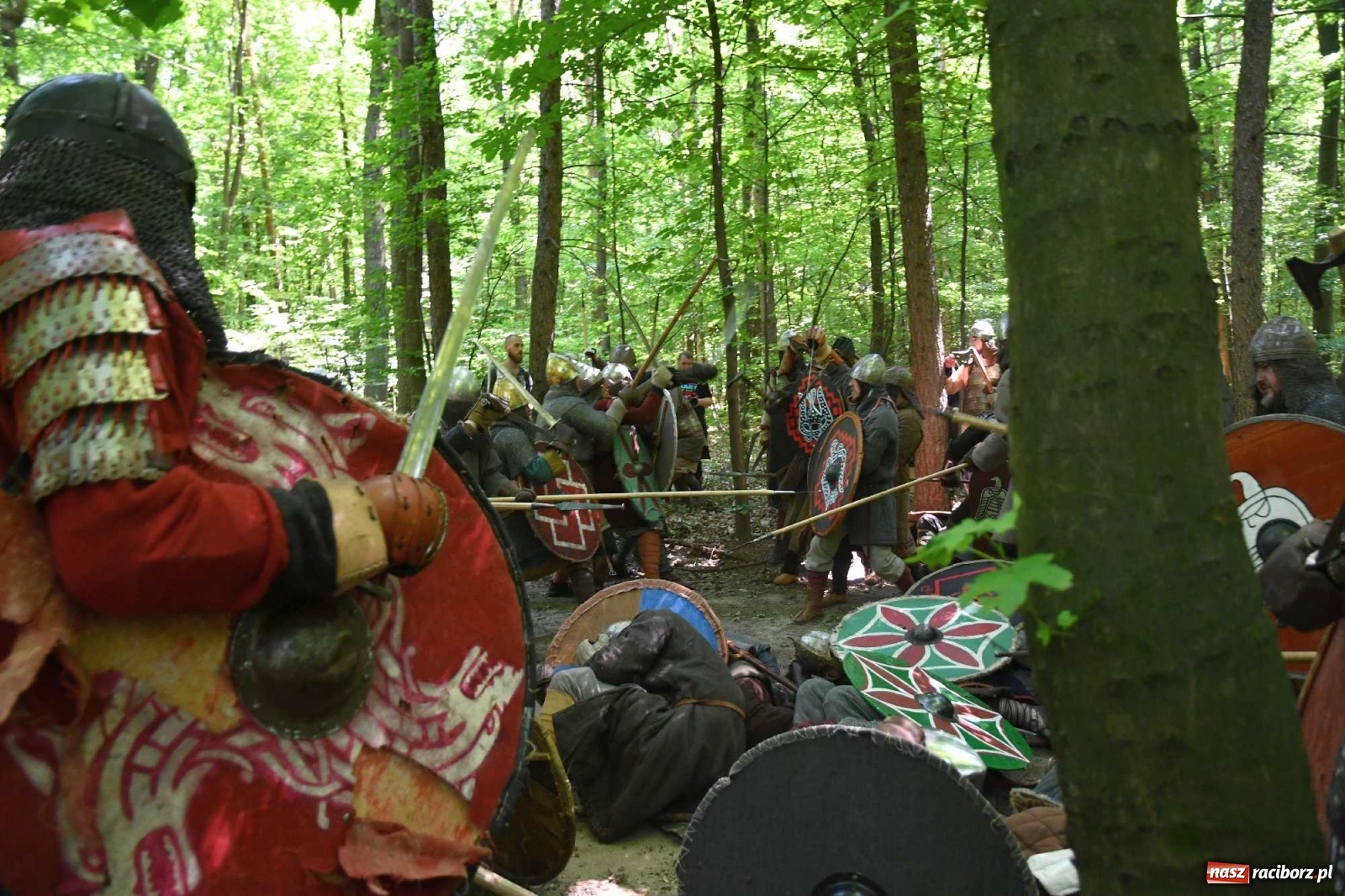 Zdjęcie w galerii na portalu naszraciborz.pl: Walczą, pichcą i handlują. Festiwal średniowieczny w Raciborzu wiadomości z regionu