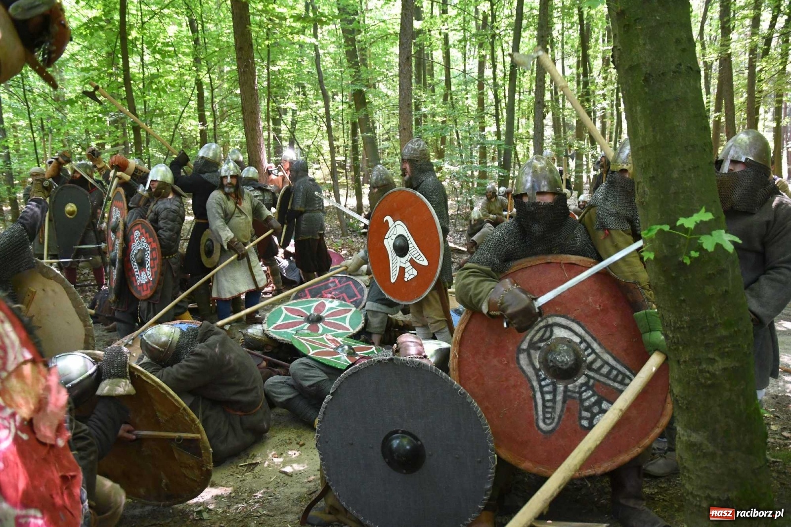 Zdjęcie w galerii na portalu naszraciborz.pl: Walczą, pichcą i handlują. Festiwal średniowieczny w Raciborzu wiadomości z regionu